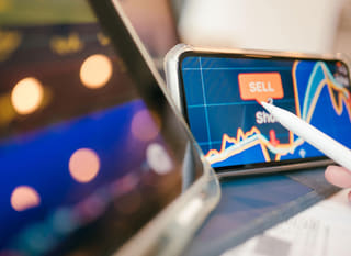 Meerdere markten, waaronder Bitcoin, Ethereum en forex-opties, worden geanalyseerd door een handelaar